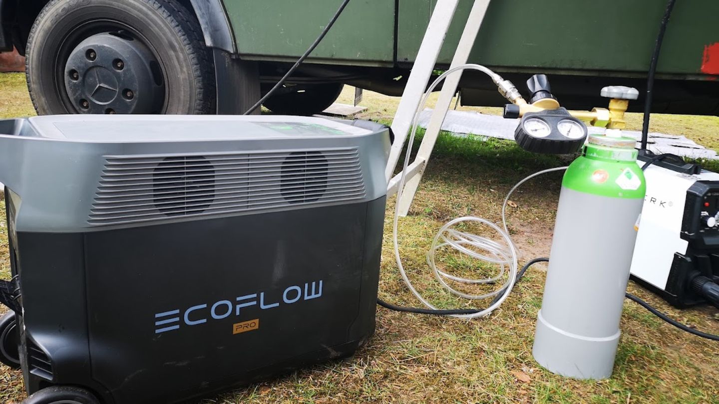 Eine Ecoflow Delta Pro ist eine bullige Box. Mit ihr kann Strom erzeugt werden.