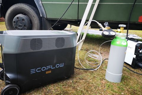 Eine Ecoflow Delta Pro ist eine bullige Box. Mit ihr kann Strom erzeugt werden.