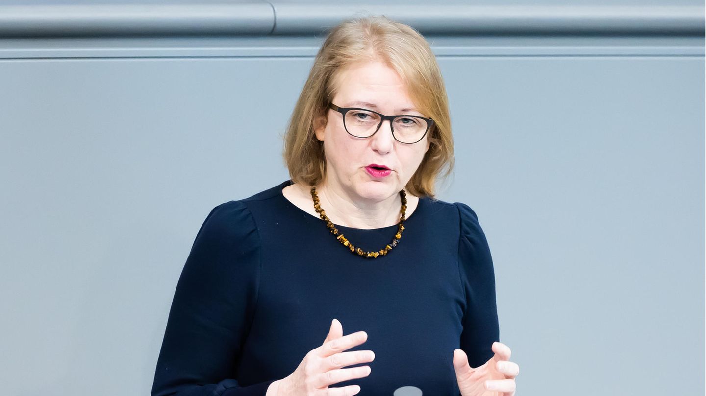 Die Grünen-Politikerin Lisa Paus am Rednerpult im Deutschen Bundestag