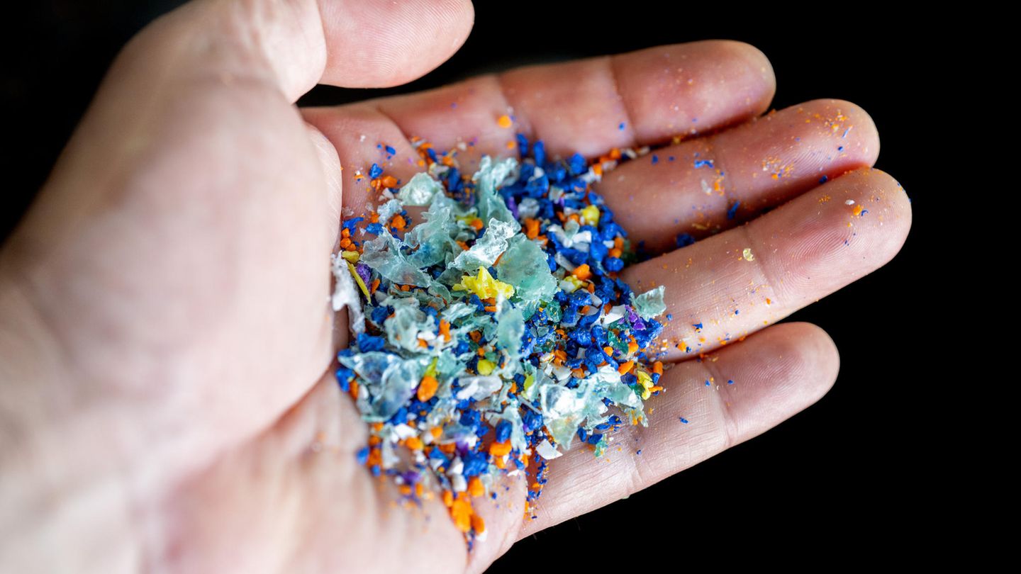 Bunte Plastikstückteilchen auf einer Hand