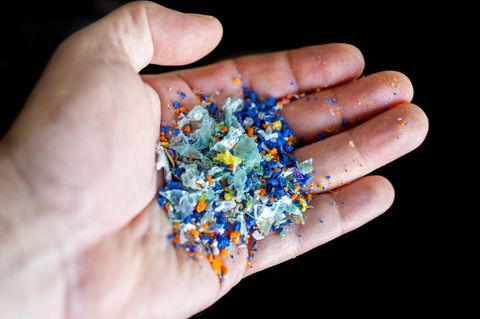Bunte Plastikstückteilchen auf einer Hand