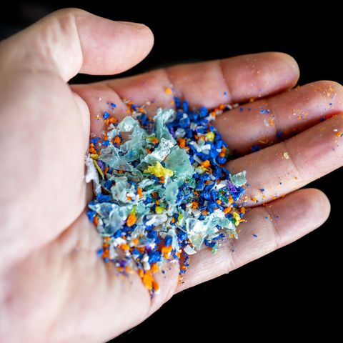 Bunte Plastikstückteilchen auf einer Hand