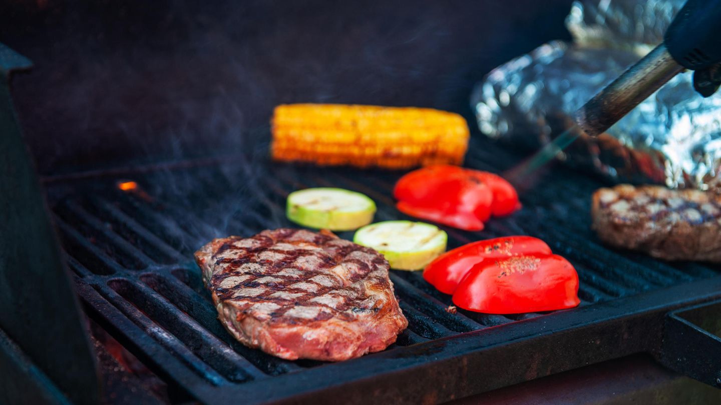 Fleisch und Gemüse liegen auf einem Grill