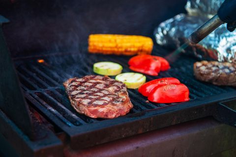 Fleisch und Gemüse liegen auf einem Grill
