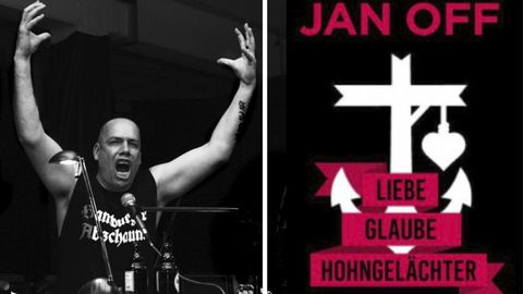 Autor Jan Off bei einer Lesung mit hochgerissenen Armen