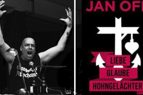 Autor Jan Off bei einer Lesung mit hochgerissenen Armen