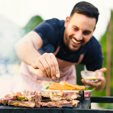 Lächelnder Mann am Grill