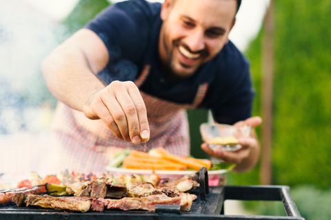 Lächelnder Mann am Grill