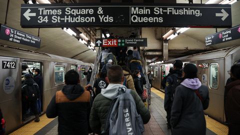 Menschen laufen am Gleis der Subway in New York