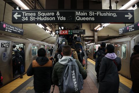 Menschen laufen am Gleis der Subway in New York