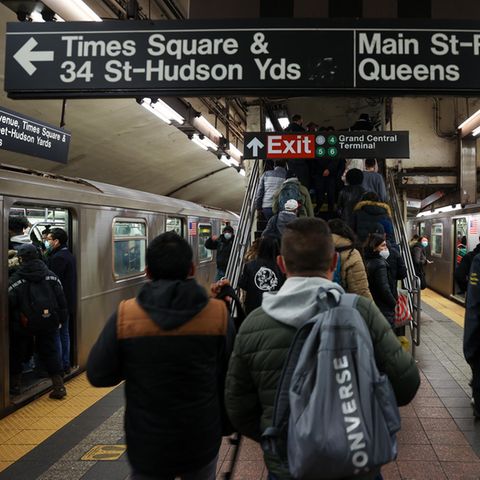 Menschen laufen am Gleis der Subway in New York