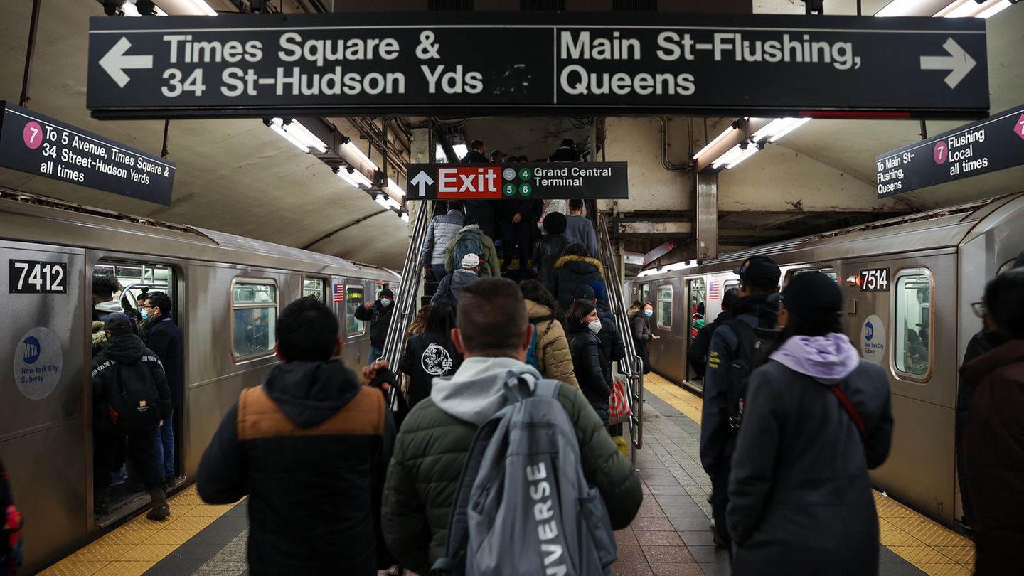 Menschen laufen am Gleis der Subway in New York Menschen laufen am Gleis der Subway in New York