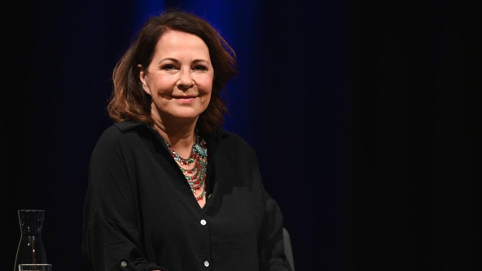 Stefanie Stahl ist Psychologin, betreibt eine psychotherapeutische Praxis und gibt ihr Wissen in Büchern und Podcasts weiter