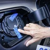 Ein TÜV-Ingenieur versiegelte die Tankklappe und 
begleitete die Fahrt