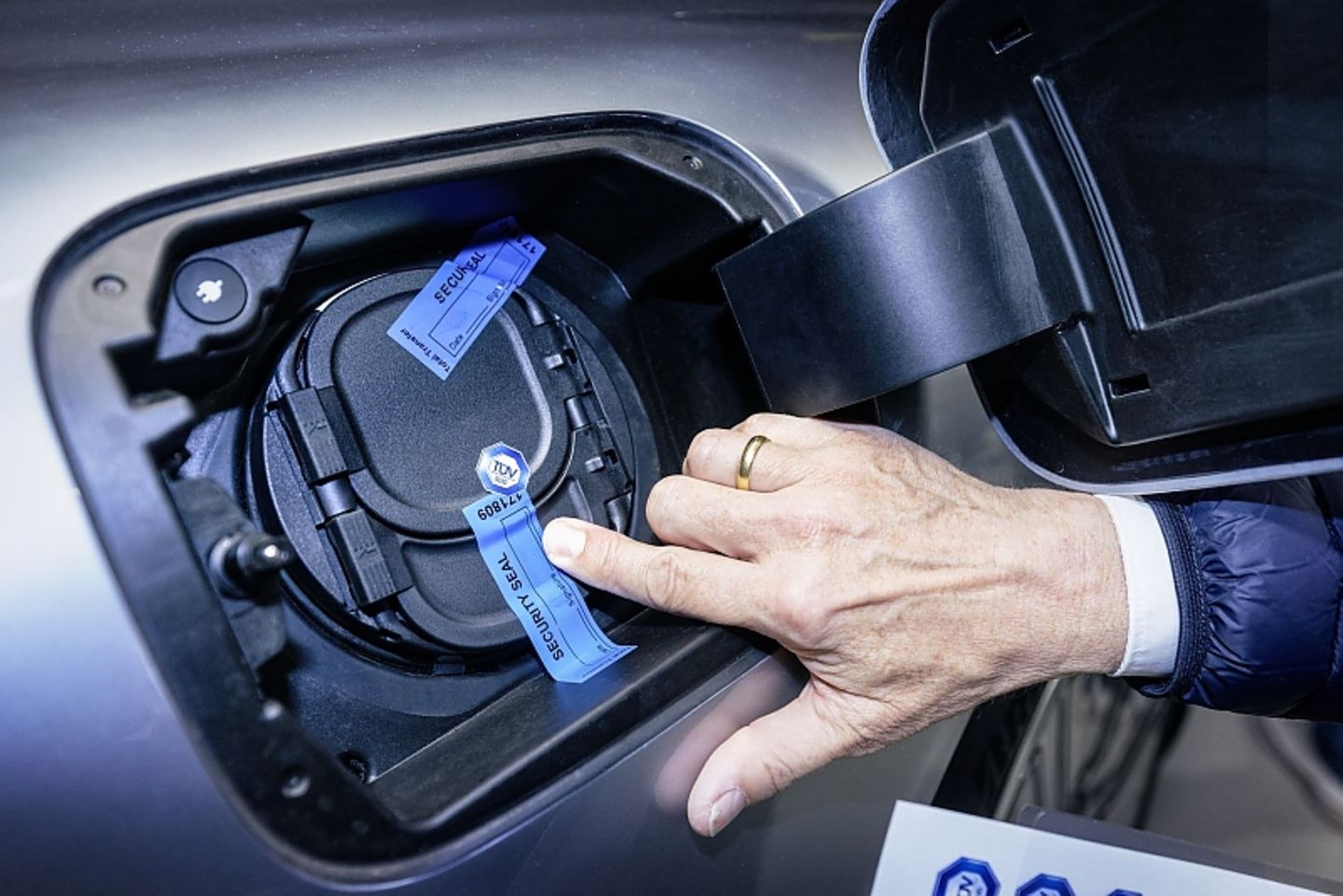 Ein TÜV-Ingenieur versiegelte die Tankklappe und 
begleitete die Fahrt