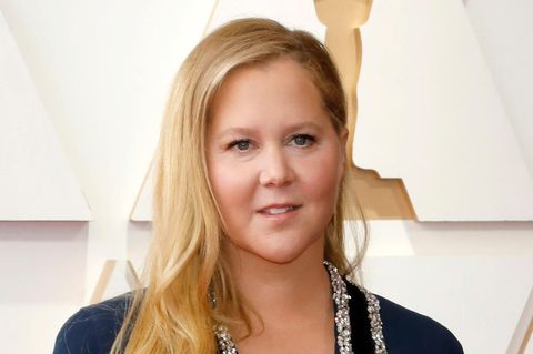 Amy Schumer posiert für die Kamera bei den Oscars 2022