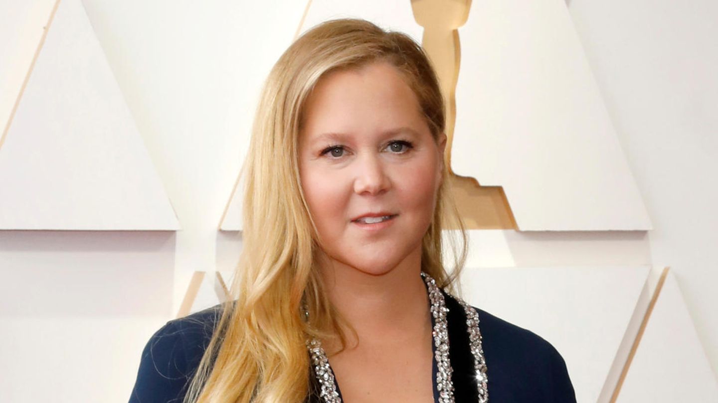 Amy Schumer posiert für die Kamera bei den Oscars 2022