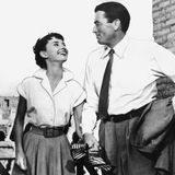 Ostern ist eines der Familienfeste, an denen man abends gern noch gemütlich vor dem Fernseher sitzt. Was passt dazu besser als ein Klassiker mit Audrey Hepburn? 3Sat hat am Sonntag sogar gleich zwei davon am Start: Zunächst "Ein Herz und eine Krone", in der Hepburn eine Prinzessin spielt, die auf ihrem Staatsbesuch in Rom für kurze Zeit dem goldenen Käfig entflieht und zusammen mit dem von Gregory Peck gespielten Reporter die Ewige Stadt erkundet. Wer dann von der Schauspielerin noch nicht genug gesehen hat, kann einfach dranbleiben und sich Billy Wilders "Sabrina" anschauen, in der sich die Hepburn zwischen zwei von William Holden und Humphrey Bogart gespielten Brüdern entscheiden muss.  3Sat sendet am Ostersonntag um 20.15 Uhr zunächst "Ein Herz und eine Krone" und im Anschluss ab 22.10 Uhr "Sabrina".