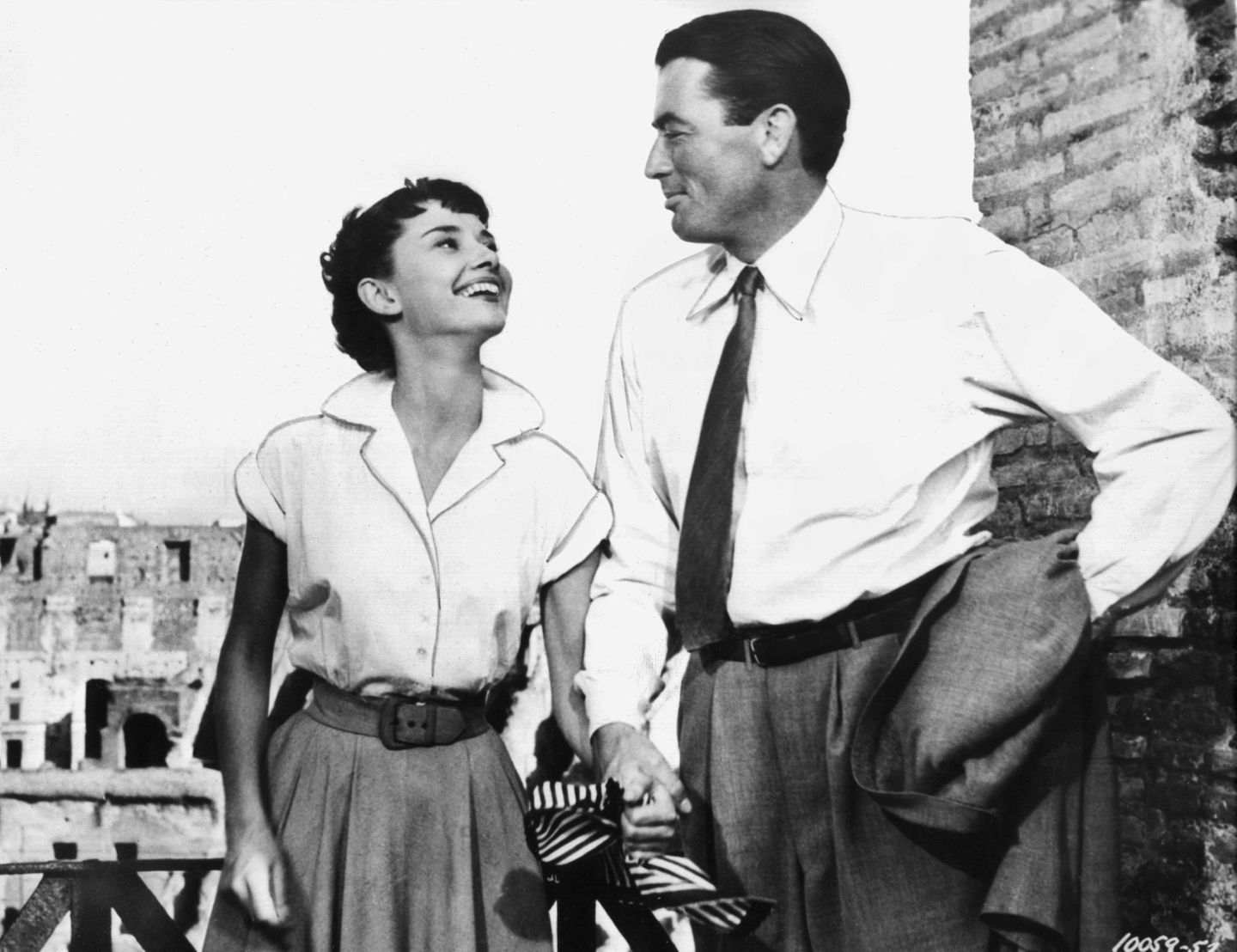 TV-Programm: Ostern ist eines der Familienfeste, an denen man abends gern noch gemütlich vor dem Fernseher sitzt. Was passt dazu besser als ein Klassiker mit Audrey Hepburn? 3Sat hat am Sonntag sogar gleich zwei davon am Start: Zunächst "Ein Herz und eine Krone", in der Hepburn eine Prinzessin spielt, die auf ihrem Staatsbesuch in Rom für kurze Zeit dem goldenen Käfig entflieht und zusammen mit dem von Gregory Peck gespielten Reporter die Ewige Stadt erkundet. Wer dann von der Schauspielerin noch nicht genug gesehen hat, kann einfach dranbleiben und sich Billy Wilders "Sabrina" anschauen, in der sich die Hepburn zwischen zwei von William Holden und Humphrey Bogart gespielten Brüdern entscheiden muss. 3Sat sendet am Ostersonntag um 20.15 Uhr zunächst "Ein Herz und eine Krone" und im Anschluss ab 22.10 Uhr "Sabrina". Ostern ist eines der Familienfeste, an denen man abends gern noch gemütlich vor dem Fernseher sitzt. Was passt dazu besser als ein Klassiker mit Audrey Hepburn? 3Sat hat am Sonntag sogar gleich zwei davon am Start: Zunächst "Ein Herz und eine Krone", in der Hepburn eine Prinzessin spielt, die auf ihrem Staatsbesuch in Rom für kurze Zeit dem goldenen Käfig entflieht und zusammen mit dem von Gregory Peck gespielten Reporter die Ewige Stadt erkundet. Wer dann von der Schauspielerin noch nicht genug gesehen hat, kann einfach dranbleiben und sich Billy Wilders "Sabrina" anschauen, in der sich die Hepburn zwischen zwei von William Holden und Humphrey Bogart gespielten Brüdern entscheiden muss. 3Sat sendet am Ostersonntag um 20.15 Uhr zunächst "Ein Herz und eine Krone" und im Anschluss ab 22.10 Uhr "Sabrina".