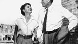 Ostern ist eines der Familienfeste, an denen man abends gern noch gemütlich vor dem Fernseher sitzt. Was passt dazu besser als ein Klassiker mit Audrey Hepburn? 3Sat hat am Sonntag sogar gleich zwei davon am Start: Zunächst "Ein Herz und eine Krone", in der Hepburn eine Prinzessin spielt, die auf ihrem Staatsbesuch in Rom für kurze Zeit dem goldenen Käfig entflieht und zusammen mit dem von Gregory Peck gespielten Reporter die Ewige Stadt erkundet. Wer dann von der Schauspielerin noch nicht genug gesehen hat, kann einfach dranbleiben und sich Billy Wilders "Sabrina" anschauen, in der sich die Hepburn zwischen zwei von William Holden und Humphrey Bogart gespielten Brüdern entscheiden muss.  3Sat sendet am Ostersonntag um 20.15 Uhr zunächst "Ein Herz und eine Krone" und im Anschluss ab 22.10 Uhr "Sabrina".