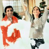 Die meisten Menschen sehen diesen Film Silvester, an dem Tag gehört er für viele neben "Dinner for One" zum Pflichtprogramm. Doch auch am Vorabend von Ostern macht sich "Der Partyschreck" ausgezeichnet. In Blake Edwards' anarchistischer Komödie aus dem Jahre 1968 wird der Statist Hrundi V. Bakshi (Peter Sellers) durch ein Versehen auf die Party eines Filmproduzenten eingeladen - und bringt alles durcheinander. Am Ende versinkt die Hollywood-Gesellschaft in Chaos und Schaum. Mehr als 50 Jahre nach der Entstehung ist das immer noch ein großer Spaß.  One zeigt "Der Partyschreck" am Samstag ab 16.50 Uhr.