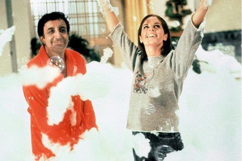 Die meisten Menschen sehen diesen Film Silvester, an dem Tag gehört er für viele neben "Dinner for One" zum Pflichtprogramm. Doch auch am Vorabend von Ostern macht sich "Der Partyschreck" ausgezeichnet. In Blake Edwards' anarchistischer Komödie aus dem Jahre 1968 wird der Statist Hrundi V. Bakshi (Peter Sellers) durch ein Versehen auf die Party eines Filmproduzenten eingeladen - und bringt alles durcheinander. Am Ende versinkt die Hollywood-Gesellschaft in Chaos und Schaum. Mehr als 50 Jahre nach der Entstehung ist das immer noch ein großer Spaß.  One zeigt "Der Partyschreck" am Samstag ab 16.50 Uhr.