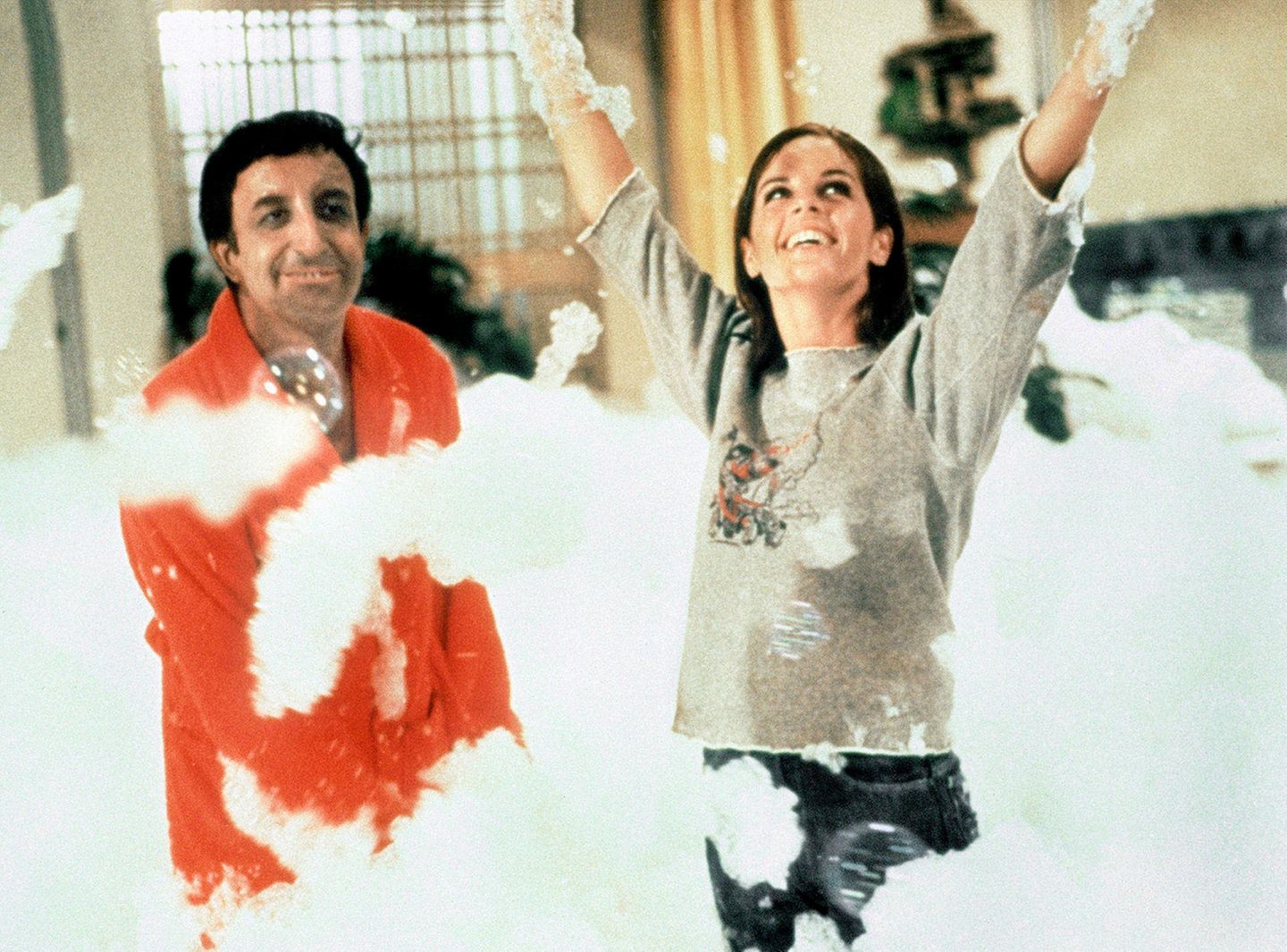 TV-Tipps: Die meisten Menschen sehen diesen Film Silvester, an dem Tag gehört er für viele neben "Dinner for One" zum Pflichtprogramm. Doch auch am Vorabend von Ostern macht sich "Der Partyschreck" ausgezeichnet. In Blake Edwards' anarchistischer Komödie aus dem Jahre 1968 wird der Statist Hrundi V. Bakshi (Peter Sellers) durch ein Versehen auf die Party eines Filmproduzenten eingeladen - und bringt alles durcheinander. Am Ende versinkt die Hollywood-Gesellschaft in Chaos und Schaum. Mehr als 50 Jahre nach der Entstehung ist das immer noch ein großer Spaß. One zeigt "Der Partyschreck" am Samstag ab 16.50 Uhr. Die meisten Menschen sehen diesen Film Silvester, an dem Tag gehört er für viele neben "Dinner for One" zum Pflichtprogramm. Doch auch am Vorabend von Ostern macht sich "Der Partyschreck" ausgezeichnet. In Blake Edwards' anarchistischer Komödie aus dem Jahre 1968 wird der Statist Hrundi V. Bakshi (Peter Sellers) durch ein Versehen auf die Party eines Filmproduzenten eingeladen - und bringt alles durcheinander. Am Ende versinkt die Hollywood-Gesellschaft in Chaos und Schaum. Mehr als 50 Jahre nach der Entstehung ist das immer noch ein großer Spaß. One zeigt "Der Partyschreck" am Samstag ab 16.50 Uhr.