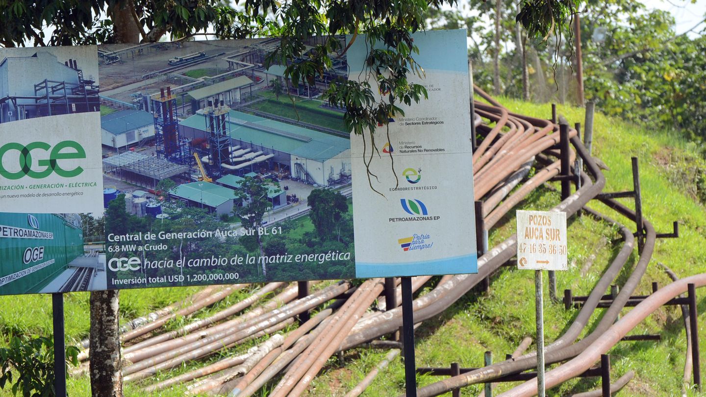 Erdölpipelines an der Grenze zum Yasuní-Nationalpark bei der ecuadorianischen Stadt Coca