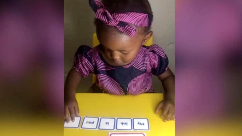 Zweijähriges Mädchen aus Südafrika liest Wörter von Karten vor