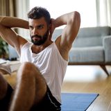 Crunches  Mit Crunches trainiert man das Zentrum des Bauchbereichs und stärkt die gesamte Körpermitte. Dafür rücklings mit angewinkelten Beinen auf die Matte legen und die Füße fest auf dem Boden abstellen. Hände hinter dem Kopf platzieren und Oberkörper im 30-Grad-Winkel einrollen, dabei ausatmen. Dann einatmen und in die Ausgangsposition zurückkehren.  Für Bicycle Crunches, welche die seitlichen Bauchmuskeln trainieren und für eine schlanke Taille sorgen, die gleiche Grundposition einnehmen. Beim Einrollen abwechselnd den rechten Ellenbogen zum linken Knie und den linken Ellenbogen zum rechten Knie bringen.