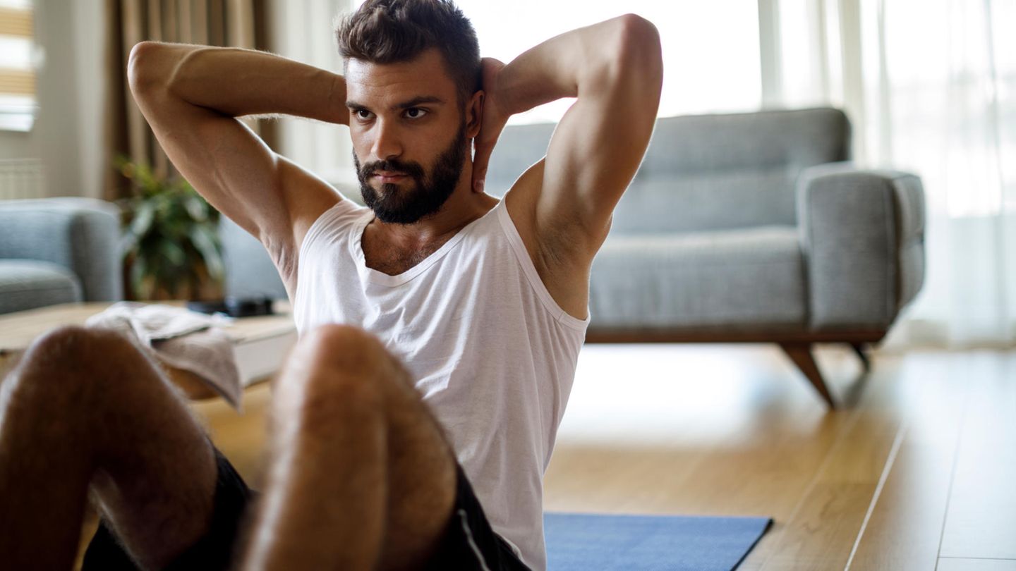 Crunches  Mit Crunches trainiert man das Zentrum des Bauchbereichs und stärkt die gesamte Körpermitte. Dafür rücklings mit angewinkelten Beinen auf die Matte legen und die Füße fest auf dem Boden abstellen. Hände hinter dem Kopf platzieren und Oberkörper im 30-Grad-Winkel einrollen, dabei ausatmen. Dann einatmen und in die Ausgangsposition zurückkehren.  Für Bicycle Crunches, welche die seitlichen Bauchmuskeln trainieren und für eine schlanke Taille sorgen, die gleiche Grundposition einnehmen. Beim Einrollen abwechselnd den rechten Ellenbogen zum linken Knie und den linken Ellenbogen zum rechten Knie bringen.