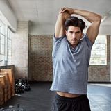 Dehnungsübungen ist Pflicht vor und nach dem Krafttraining