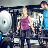 Eine Trap Bar? Nein, das ist kein Müsliriegel. Es handelt sich um einen sechseckigen Rahmen, in dem man sich hineinstellt. Eine Langhantel zum Einsteigen, sozusagen. Die Gewichte der Trap Bar sind links und rechts befestigt, darüber jeweils ein Handgriff. Man geht in die Hocke, greift die Handgriffe und steht mit geradem Rücken auf. Die Trap Bar eine Mischung aus Kniebeugen und Kreuzheben. Kreuzheben mit der Langhantel ist zwar sehr effektiv, erfordert jedoch eine genau Ausführung, um die Wirbelsäule nicht zu schädigen. Alternative: Kettlebells, runde Eisengewichte mit Handgriffen.  Was bringt das im Alltag? Aufstehen, etwas Hochheben, sich hochzuwuchten fällt bei regelmäßigem Training deutlich leichter. Und: Ein starker Rücken stützt die Wirbelsäule.