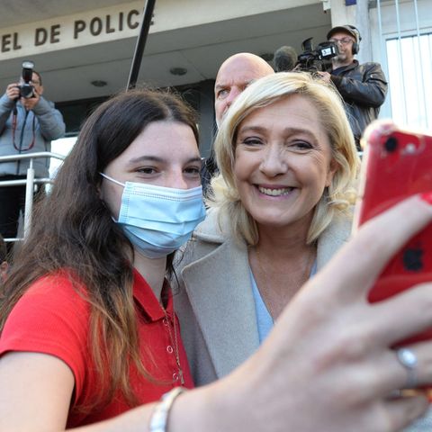 Marine Le Pen (rechts) posiert für eine junge Frau für ein Foto