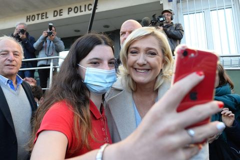 Marine Le Pen (rechts) posiert für eine junge Frau für ein Foto
