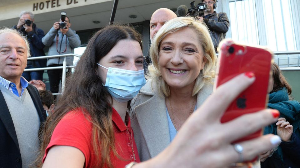 Marine Le Pen (rechts) posiert für eine junge Frau für ein Foto
