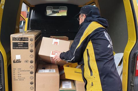 Ein Postbote (Symbolbild). Einer seiner Kollegen unterschlug in Bayern massiv Päckchen und Briefe.