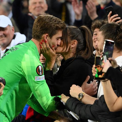 Kevin Trapp und Izabel Goulart küssen sich
