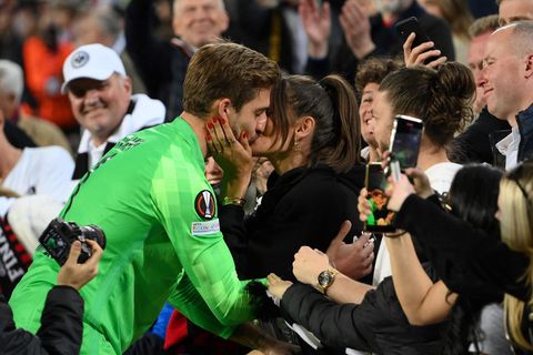 Kevin Trapp und Izabel Goulart küssen sich