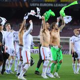 Nach dem Abpfiff gibt es für die Mannschaft von Eintracht Frankfurt kein Halten mehr. 3:2 haben sie den Favoriten FC Barcelona geschlagen. Eine Sensation - und Grund genug das Trikot auszuziehen.