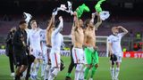 Nach dem Abpfiff gibt es für die Mannschaft von Eintracht Frankfurt kein Halten mehr. 3:2 haben sie den Favoriten FC Barcelona geschlagen. Eine Sensation - und Grund genug das Trikot auszuziehen.