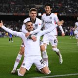 Der Held des Abends: Filip Kostic (kniend) brachte die Eintracht bereits in der 6. Minute mit einem erfolgreichen Elfmeter in Führung, machte in der zweiten Halbzeit sein zweites Tor zum 3:0. Wahnsinn. 