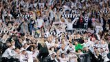 Mehr als 30.000 Eintracht-Fans waren mit der Mannschaft nach Barcelona gereist. Im ehrwürdigen Camp Nous konnten sie ihre Mannschaft ausgelassen feiern. Über eine Stunde nach Abpfiff standen noch immer einige Spieler auf dem Platz und jubelten.