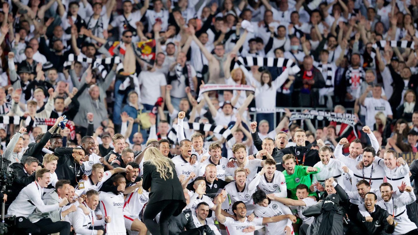 Mehr als 30.000 Eintracht-Fans waren mit der Mannschaft nach Barcelona gereist. Im ehrwürdigen Camp Nous konnten sie ihre Mannschaft ausgelassen feiern. Über eine Stunde nach Abpfiff standen noch immer einige Spieler auf dem Platz und jubelten.