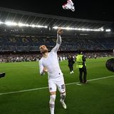 Kostic wirft sein Trikot in die Menge. Es könnte ein begehrtes Sammlerstück werden, denn die Nacht von Barcelona wird sicherlich in die Vereinsgeschichte eingehen.