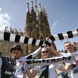 Die Eintracht-Fans waren bereits vor Spielanpfiff guter Dinge. Hier schwenken sie stolz vor der Sagrada Familia die Eintracht-Farben.