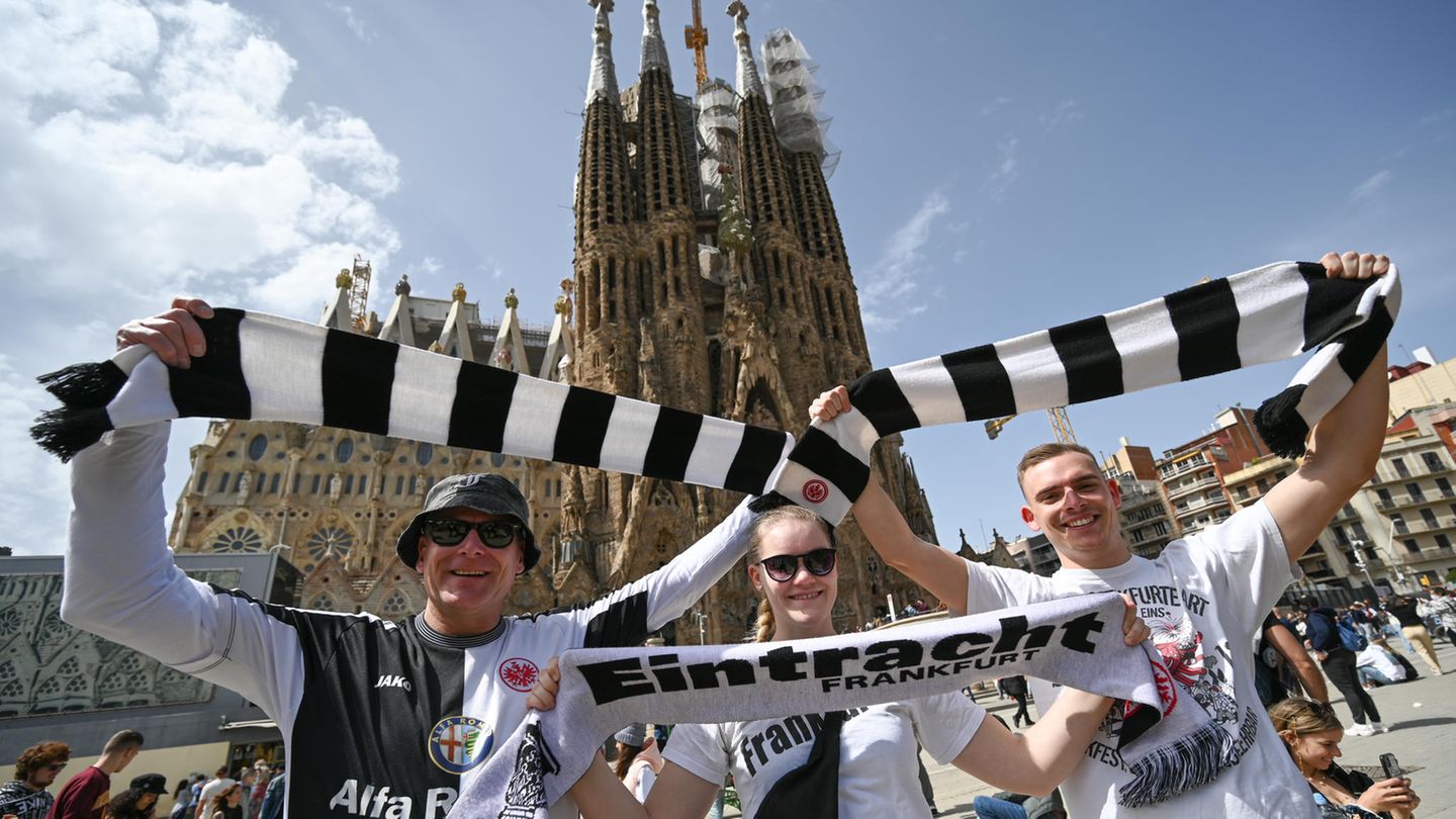 Die Eintracht-Fans waren bereits vor Spielanpfiff guter Dinge. Hier schwenken sie stolz vor der Sagrada Familia die Eintracht-Farben.