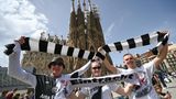 Die Eintracht-Fans waren bereits vor Spielanpfiff guter Dinge. Hier schwenken sie stolz vor der Sagrada Familia die Eintracht-Farben.