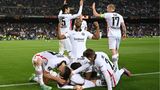 So sehen Sieger aus: Die Eintracht-Helden jubeln nach dem 3:0. Zu diesem Zeitpunkt war klar: Barcelona braucht drei Treffer, um die Verlängerung zu erreichen.