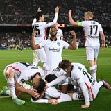 So sehen Sieger aus: Die Eintracht-Helden jubeln nach dem 3:0. Zu diesem Zeitpunkt war klar: Barcelona braucht drei Treffer, um die Verlängerung zu erreichen.